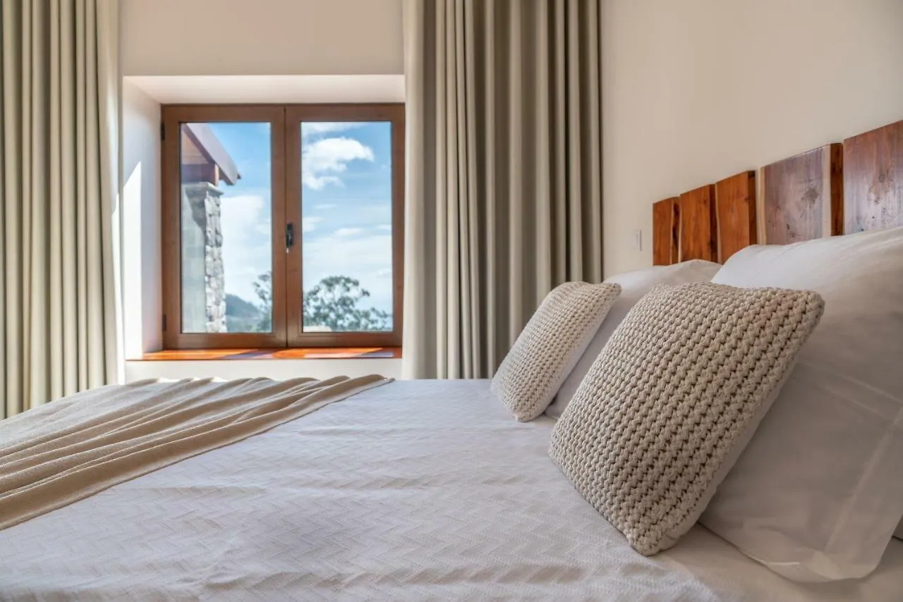 Guest house Rochao Village By Rent2U, Lda Calheta